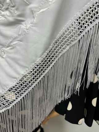 Mantón blanco con bordado mismo color