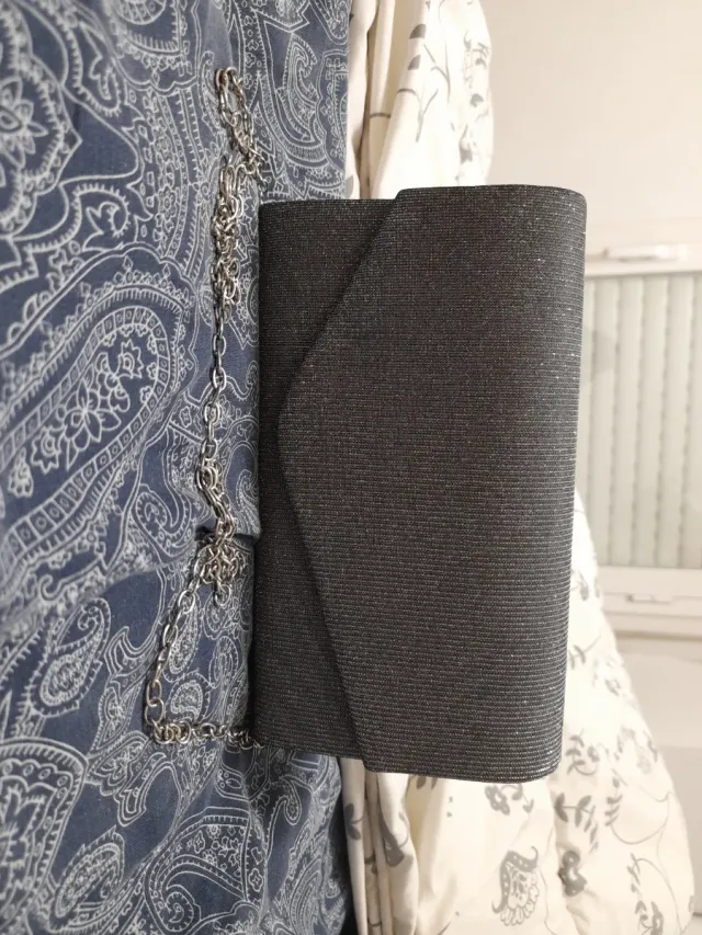 Bolso de fiesta plateado con cadena