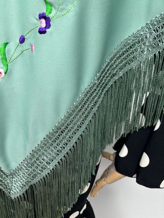 Mantón verde agua bordado