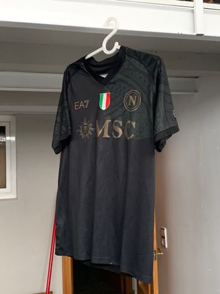 Camiseta EA7 Negra y Dorada