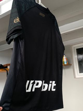 Camiseta EA7 Negra y Dorada