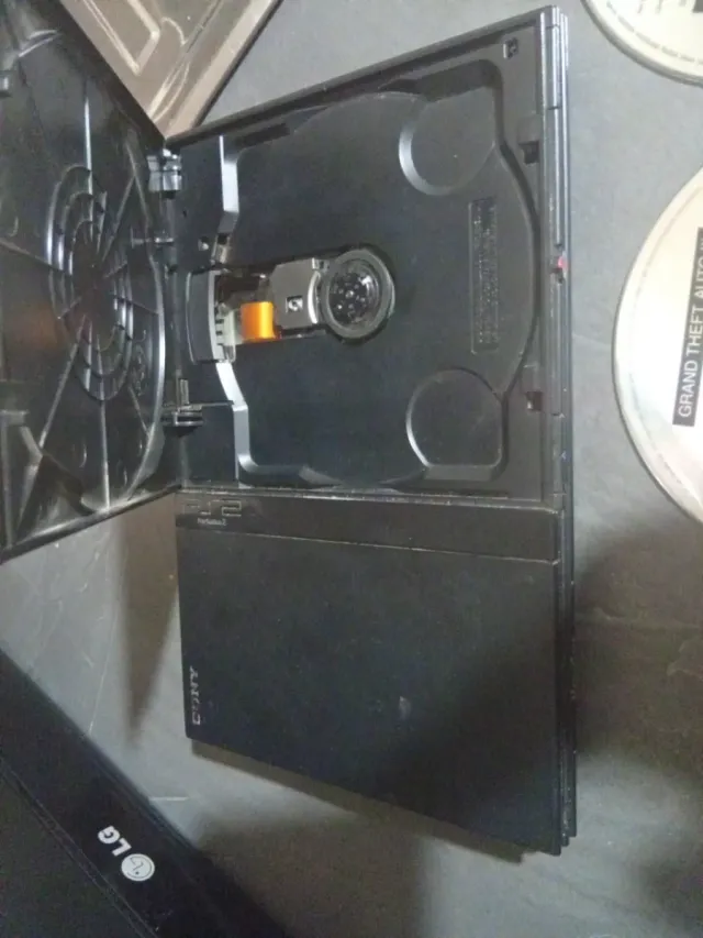 PlayStation 2 Slim Nera + 2 Giochi+ joystick