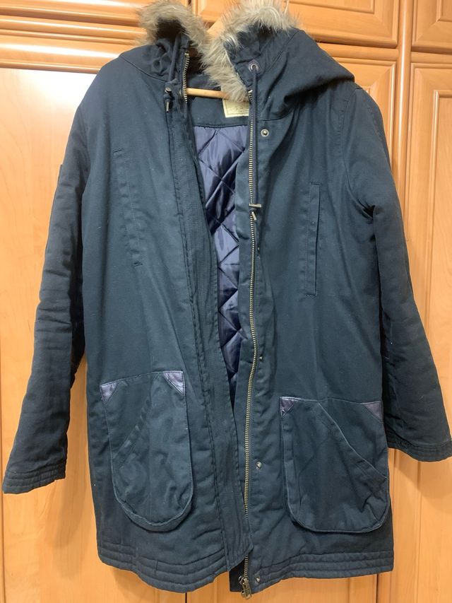 Abrigo largo negro con capucha