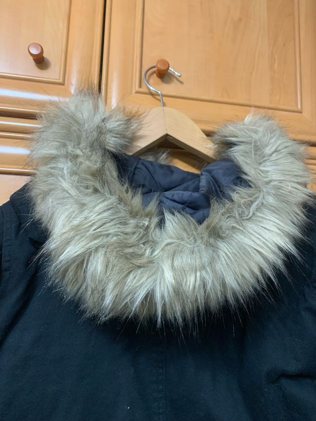 Abrigo largo negro con capucha