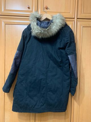 Abrigo largo negro con capucha