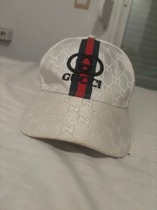 Gorra Gucci, + Sudadera tech y pantalones Tech.