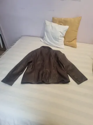 Chaqueta de piel marrón
