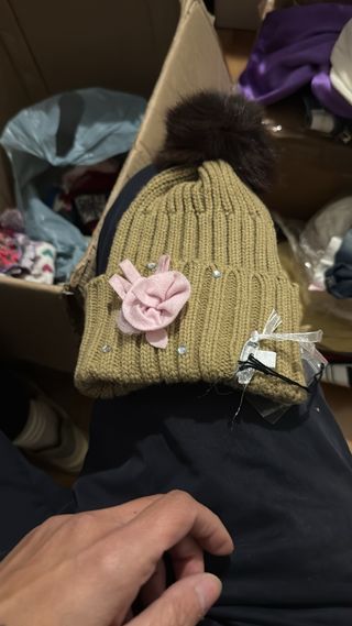 Cappellino bimba con fiore e pon pon