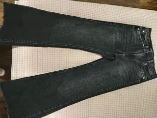 Modelo D78 Pantalón vaquero negro ancho