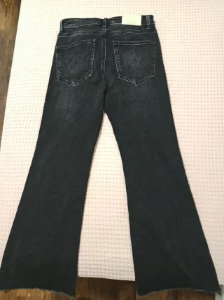 Modelo D78 Pantalón vaquero negro ancho