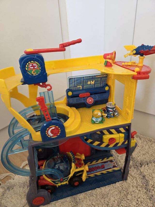 Superthings Cuartel General Mr. King