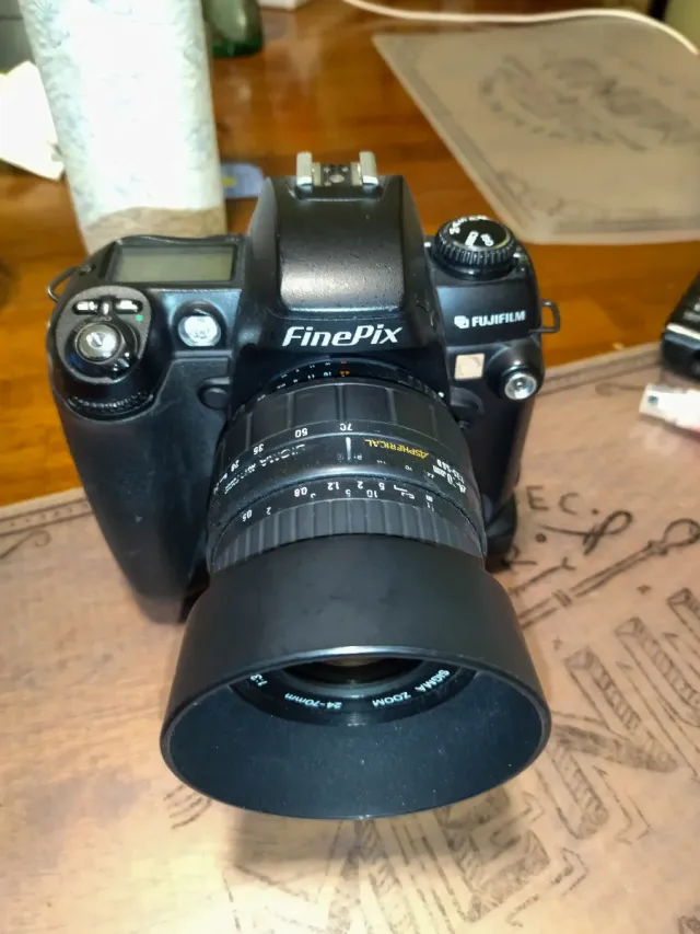 Fujifilm Finepix S3 Pro + Sigma Zoom 24-70mm
