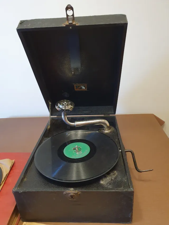 Gramola antigua con 13 discos de música clásica.