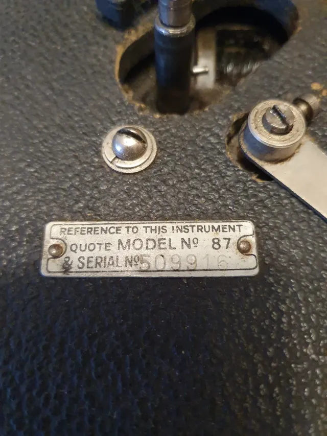 Gramola antigua con 13 discos de música clásica.