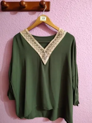 Blusa verde con encaje