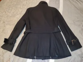 Abrigo negro con cinturón