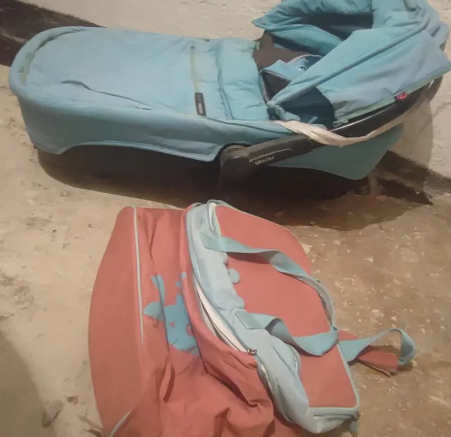 Berço para bebê azul e bolsa para bebê