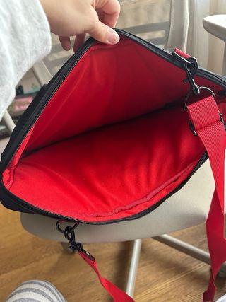 Bandolera portátil Fujitsu negra con correa roja