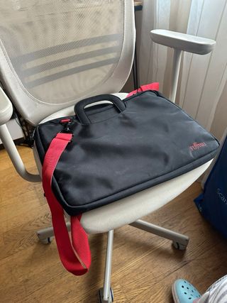 Bandolera portátil Fujitsu negra con correa roja