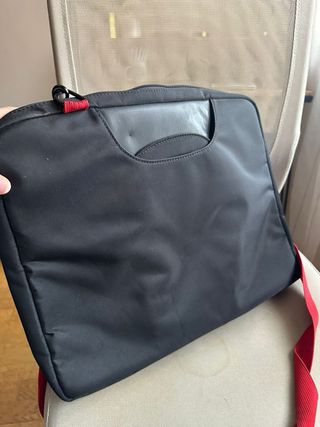 Bandolera portátil Fujitsu negra con correa roja