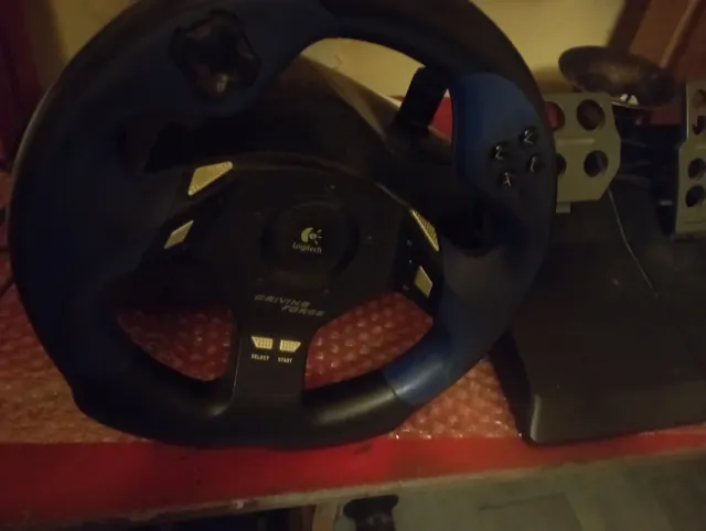 Volante Logitech USB y Pedales