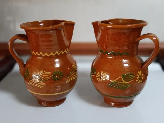 Coppia di antiche brocche in terracotta decorate a mano