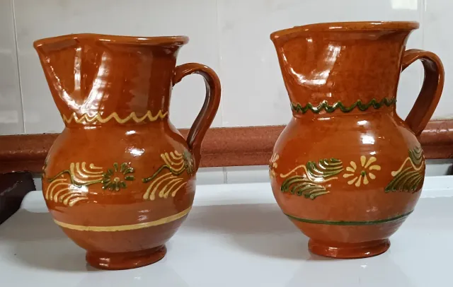 Par de jarras de barro antigos decorados à mão