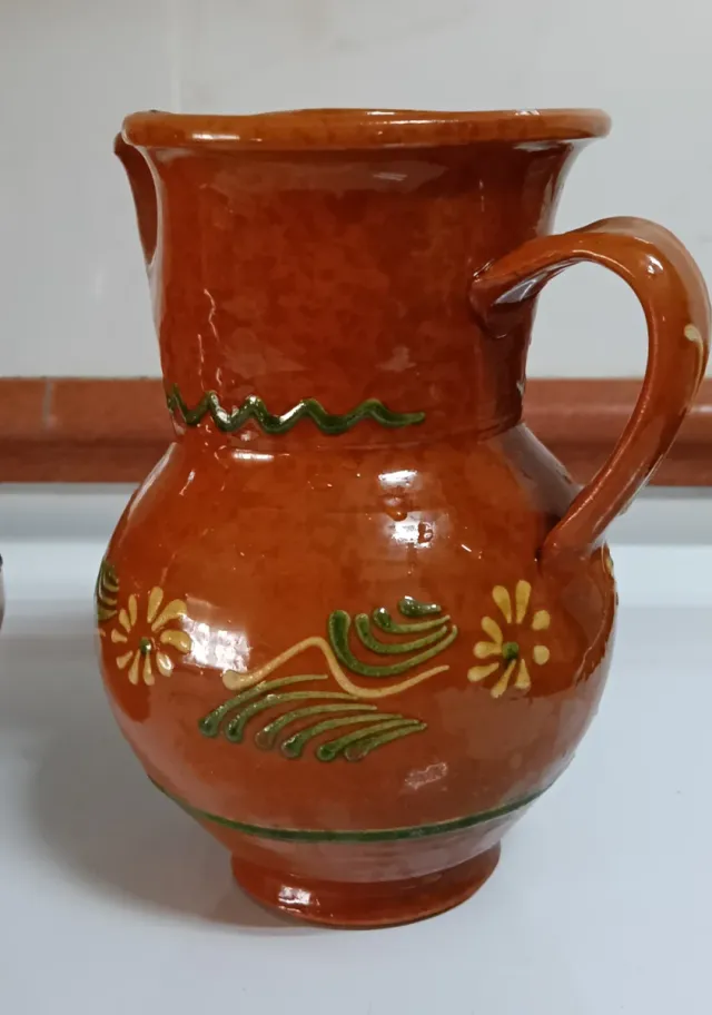 Par de jarras de barro antigos decorados à mão