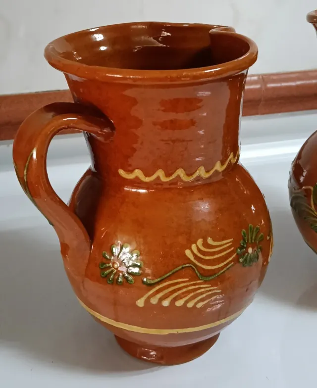 Par de jarras de barro antigos decorados à mão
