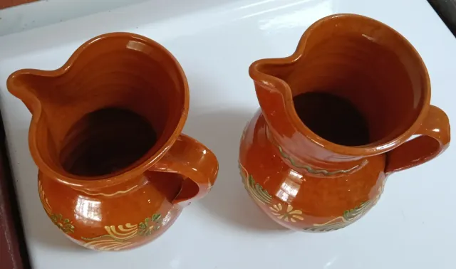 Par de jarras de barro antigos decorados à mão