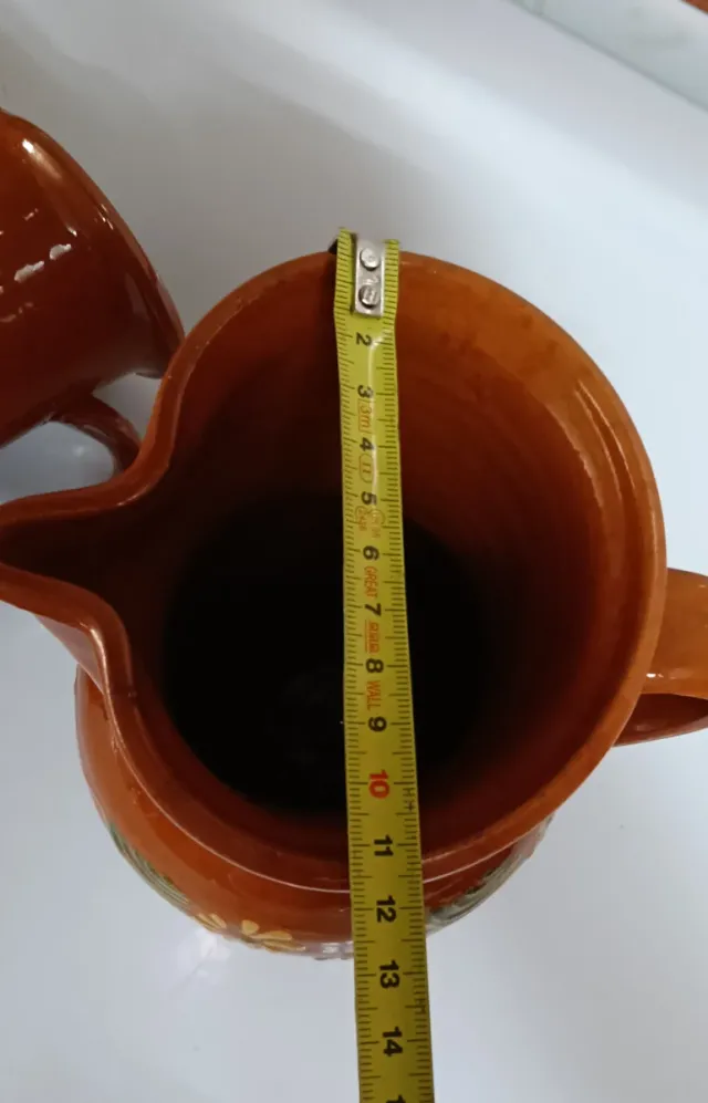 Par de jarras de barro antigos decorados à mão