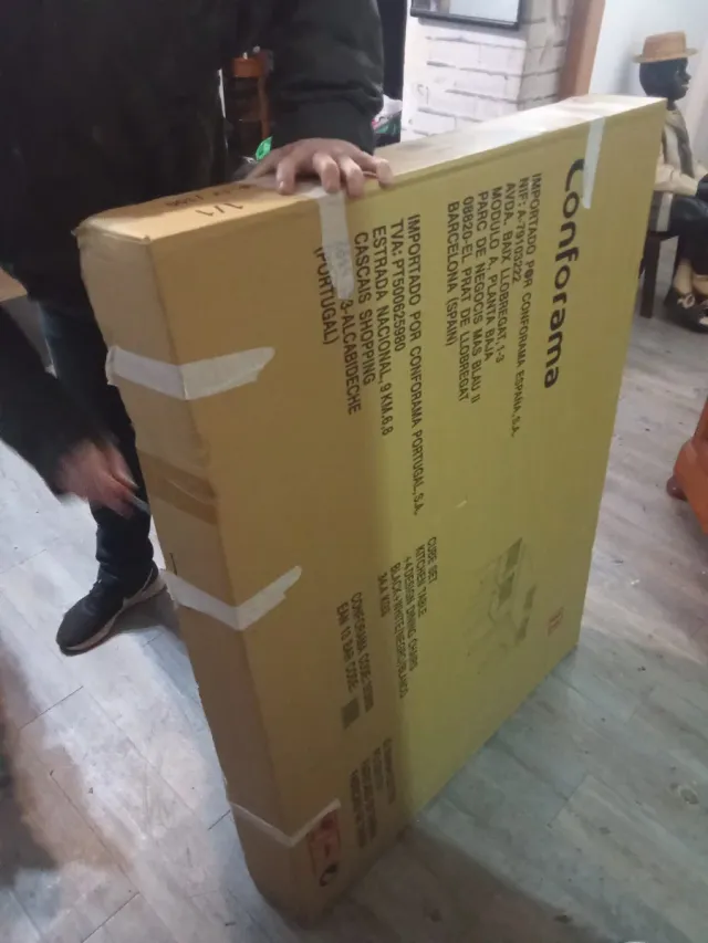 Mesa de comedor Conforama sin sillas ni tornillos