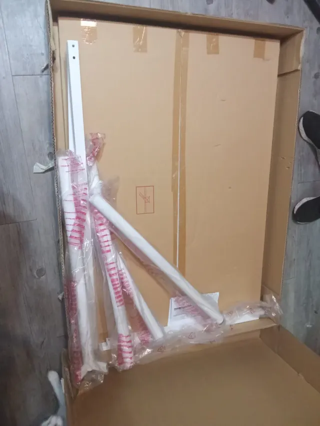 Mesa de comedor Conforama sin sillas ni tornillos