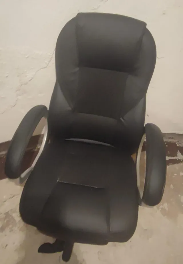 Cadeira preta com efeito de couro