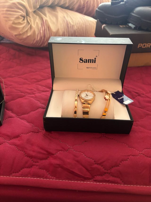 Set de Reloj y Pulseras Sami Dorado