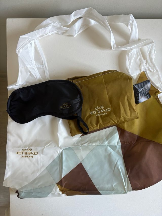 Bolsa dorada y máscara para dormir Etihad