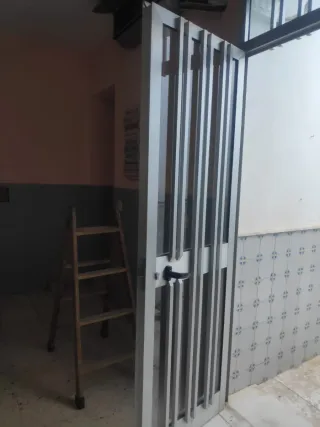 Portón aluminio con barrotes de dos puertas