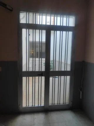 Portón aluminio con barrotes de dos puertas