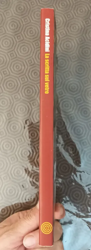 La scritta sul vetro