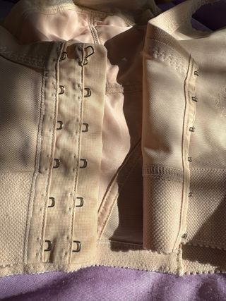 Elegante sujetador vintage beige