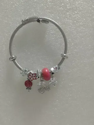 Pulsera con charms de plata y rosa