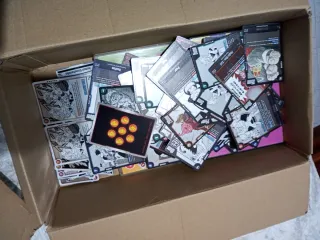 Caja de Cartas Coleccionables y DVDs Infantiles