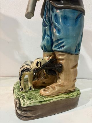 Figura Cazador Porcelana con Perro