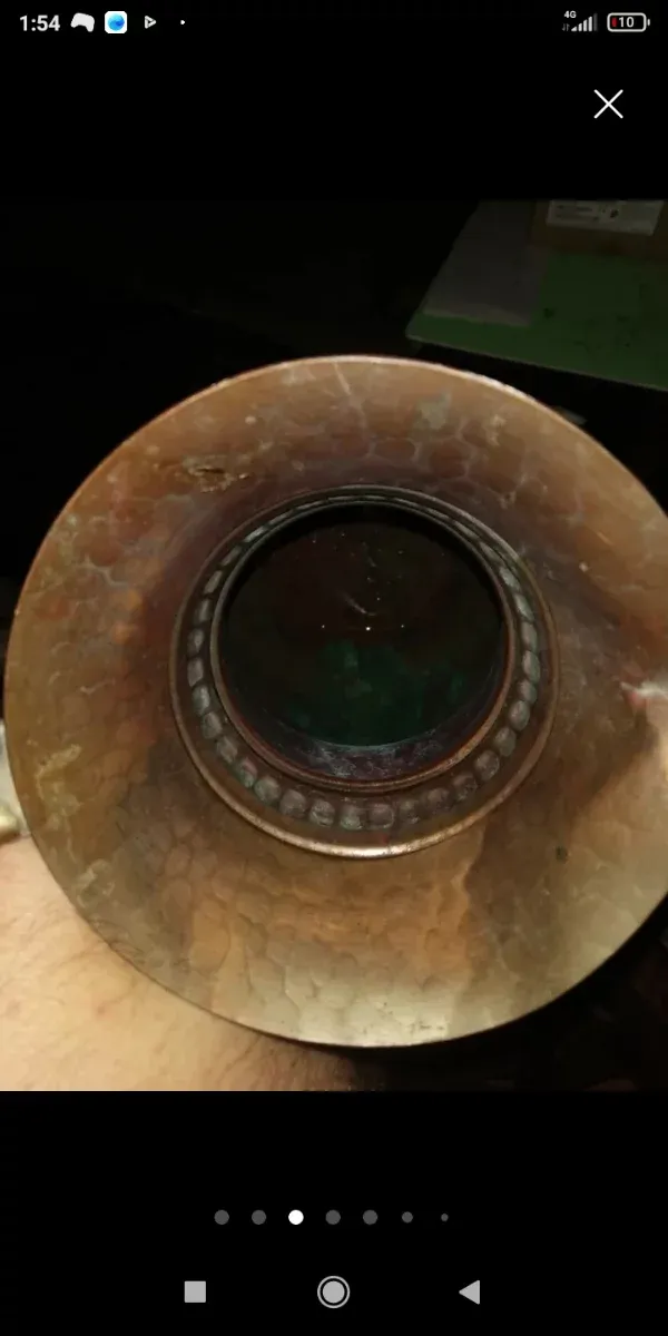 Jarra antigua de metal martillado