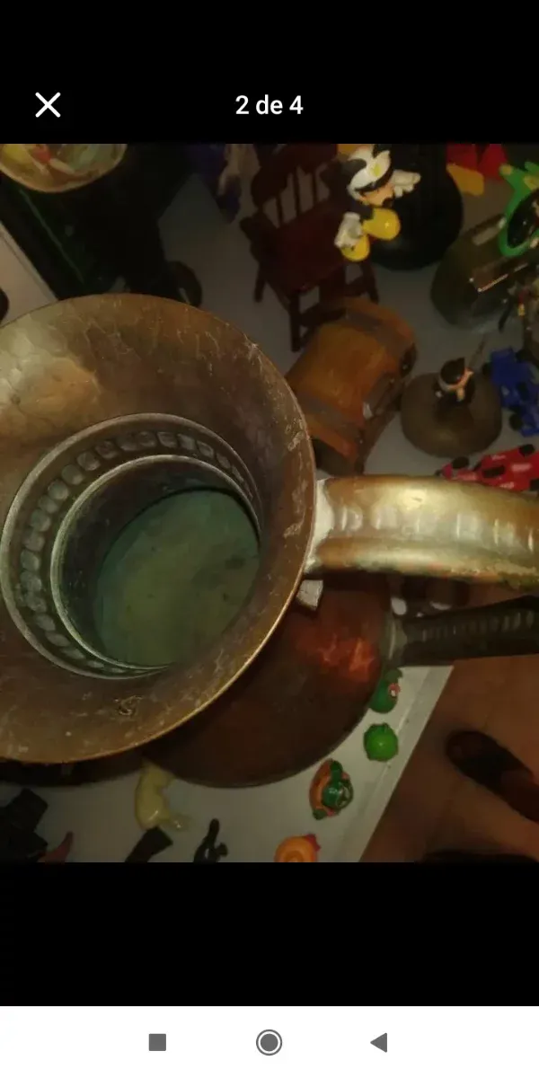 Jarra antigua de metal martillado