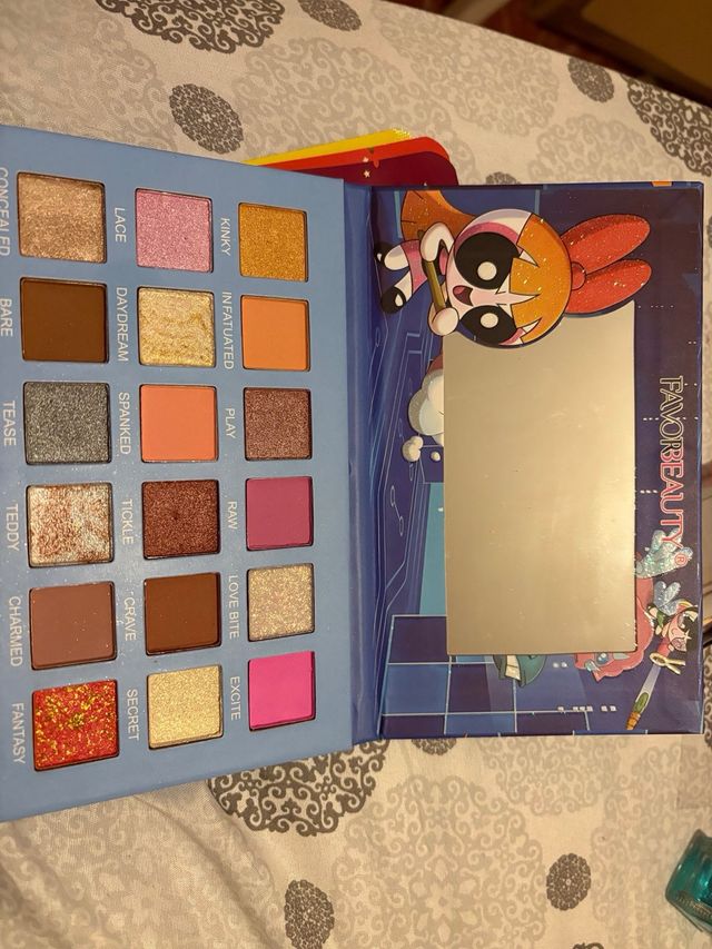 Lote Super Nenas y paleta de maquillaje