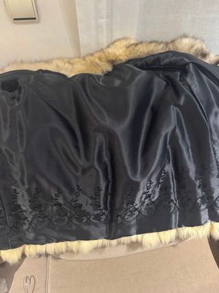 Abrigo de pelo blanco y beige