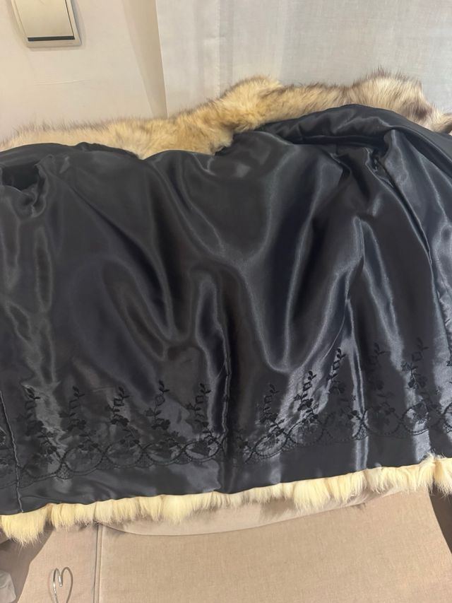 Abrigo de pelo blanco y beige