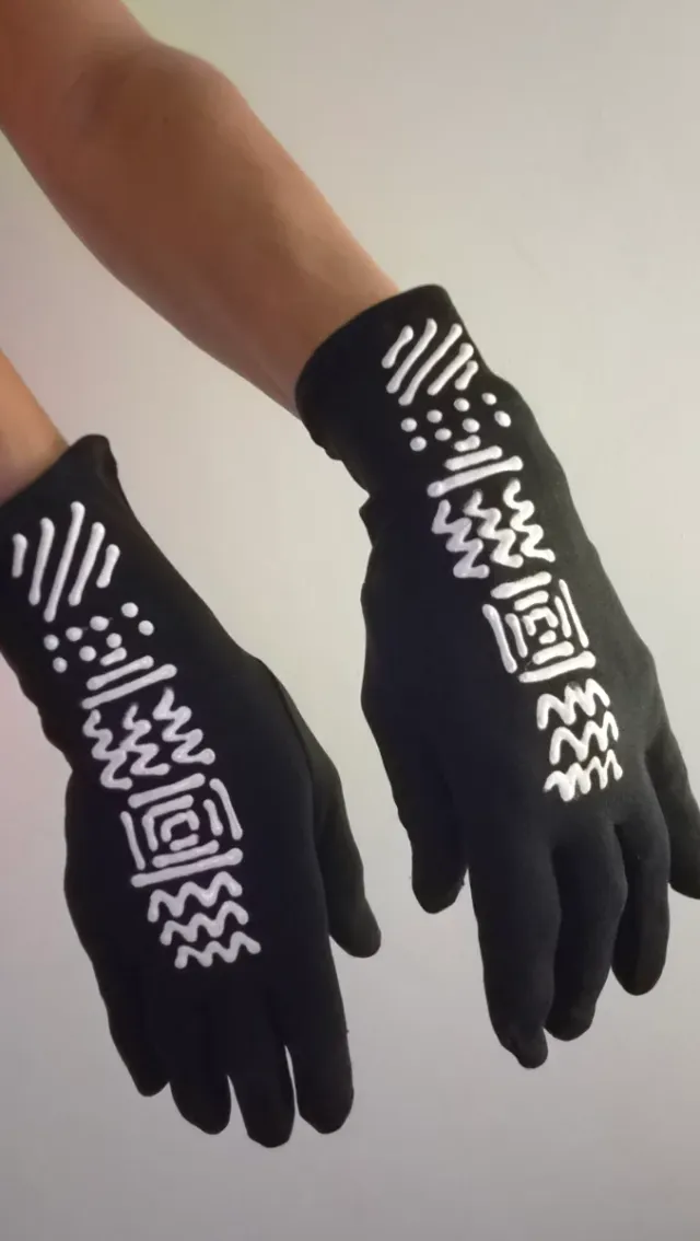 Guanti neri con design geometrico