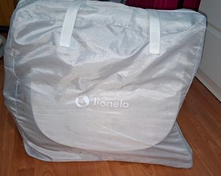 Mini cuna con mosquitera y sistema de balanceo